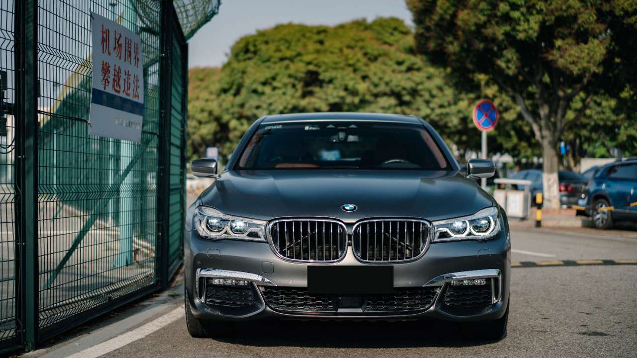 宝马 750Li 更换哑光灰改色膜
